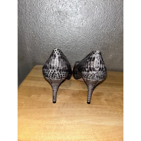 Vince Camuto Kiley Snake Print Peep Toe Heels Gray Black Size 9M 3.5” NWOB - Picture 6 of 13